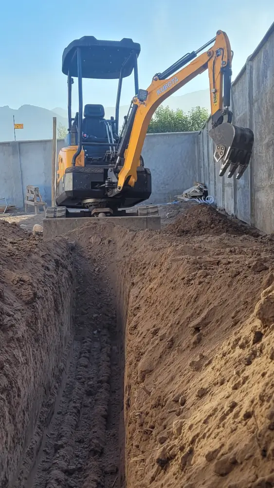 Miniexcavadora trabajando en zanja