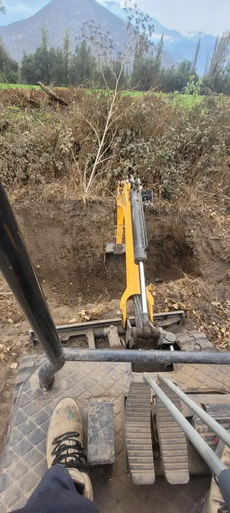 Trabajo de nivelación de suelo en parcela